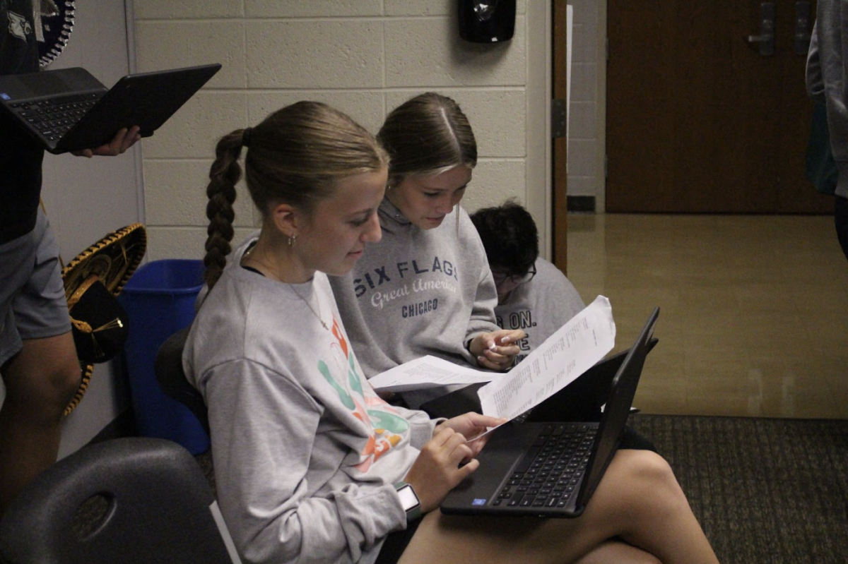 Delaney Shindelar and Natalie Hedlund, both sophomores, play a round of Quizlet Live in Spanish class.