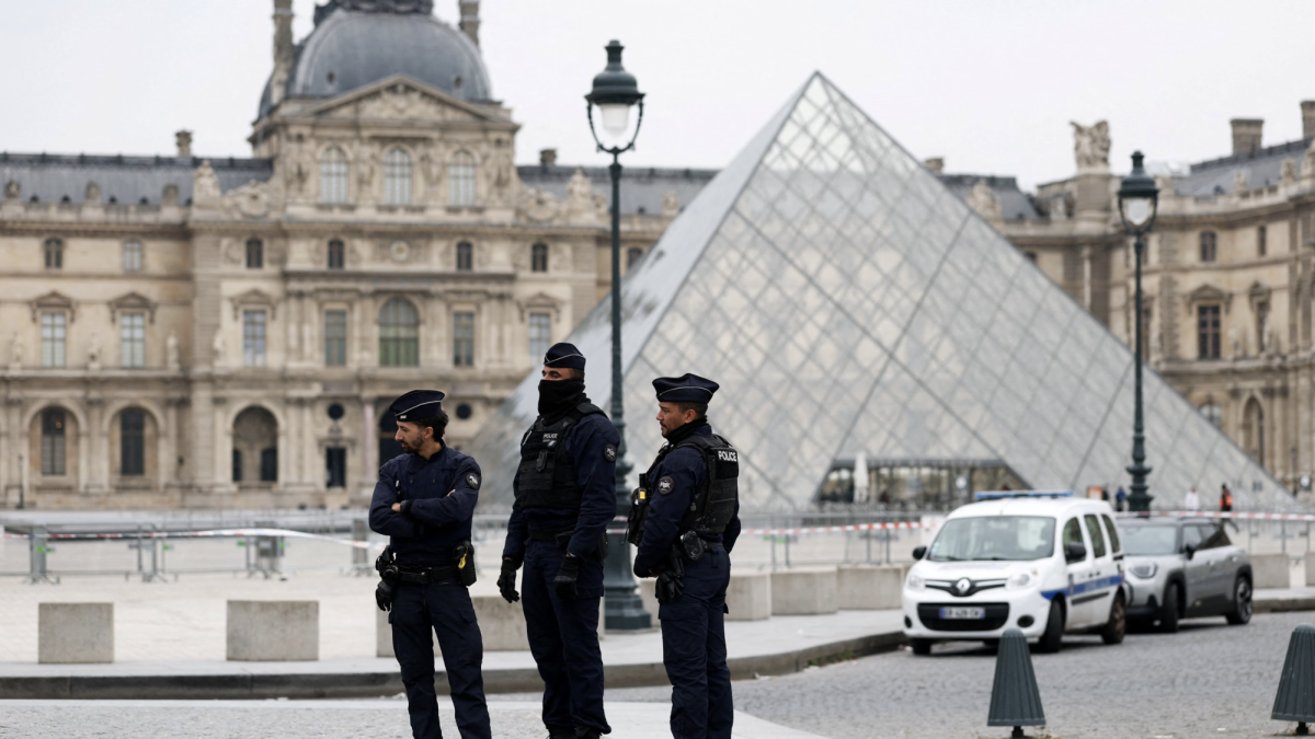 The Police carefully guard the Louvre, making sure another heist doesn't occur. (Courtesy of Creative Commons)